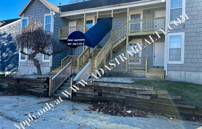 Nice 2 bedroom 2 bath townhome in Raytown-Available NOW!!