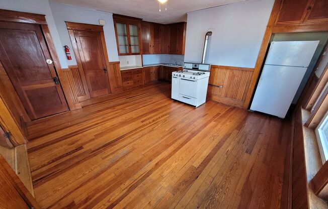 $1375 - 1 Bed / 1 Bath Apartment in West Manchester's Rimmon Heights with Beautiful Traditional Woodwork