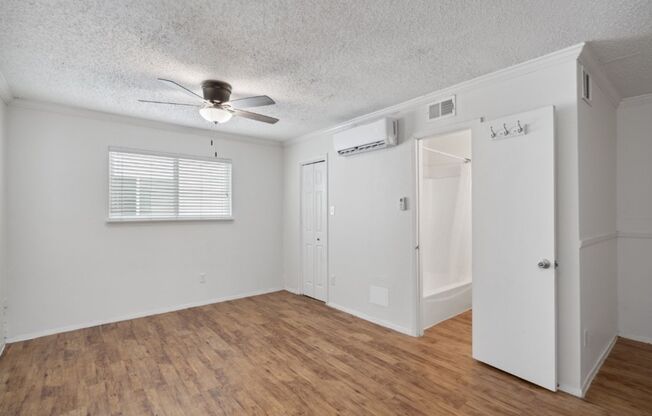 4105 Speedway, Unit 105