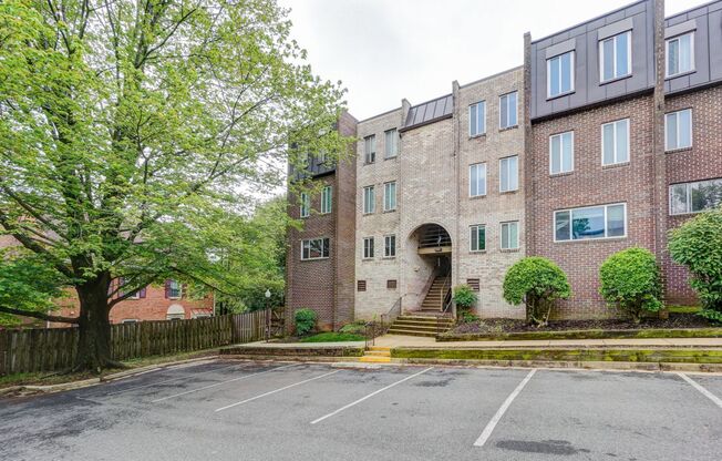 Super Spacious 2 Bedroom Apartment in Park Spring!