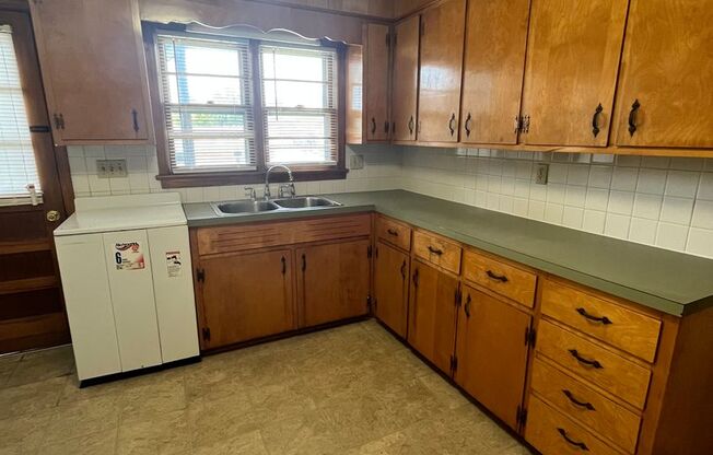 2 beds, 1 bath, 903 sqft, $1,250, Unit B-8