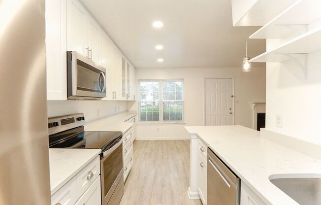 Gorgeous 2 Bedroom Condo Available in Virginia Beach!