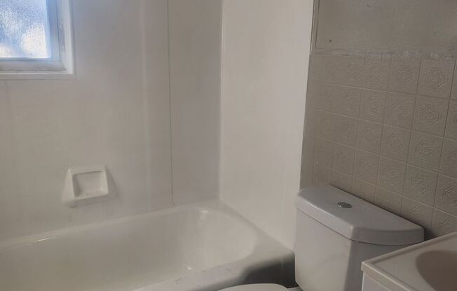 3 beds, 1 bath, 1,500 sqft, $1,300, Unit 1614-00