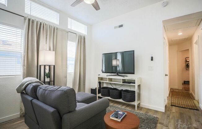 2 beds, 1 bath, $1,250, Unit Unit 175