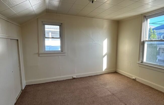 2 beds, 1 bath, $1,100