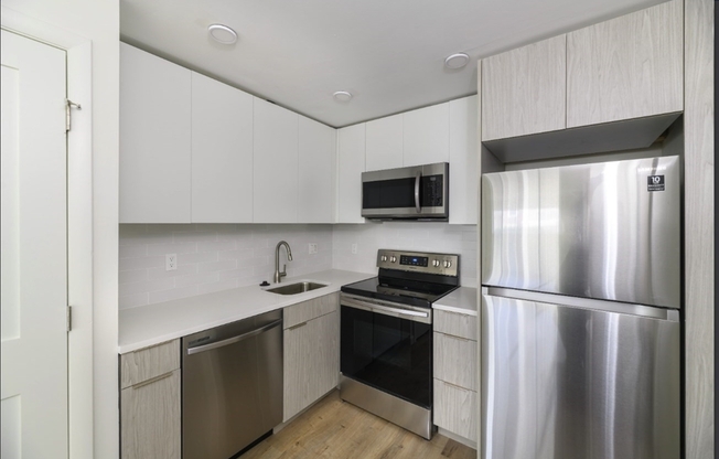 2 beds, 1 bath, $3,400, Unit 4