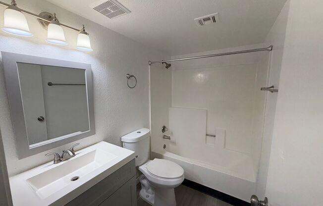 2 beds, 2 baths, 950 sqft, $1,275, Unit 201