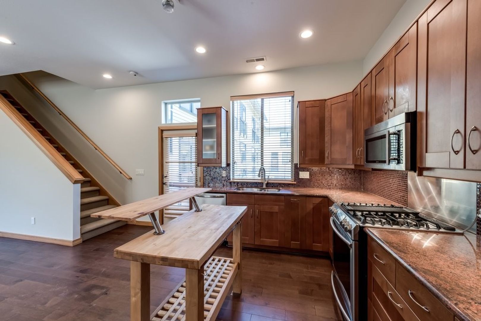 Luxury Three Bedroom Townhome in Johns Landing!