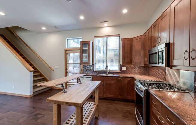 Luxury Three Bedroom Townhome in Johns Landing!