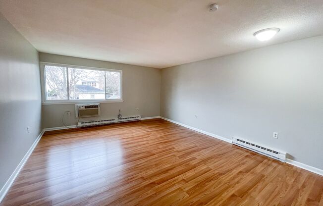 Studio, 1 bath, 440 sqft, $950, Unit B4