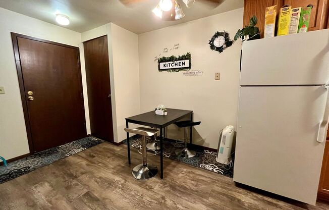 1 bed, 1 bath, $975, Unit 12