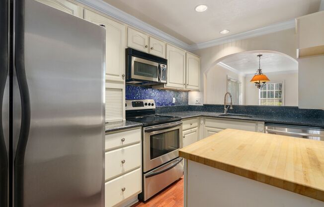 2 bedroom, 2.5 bathroom in the Milk District 32803