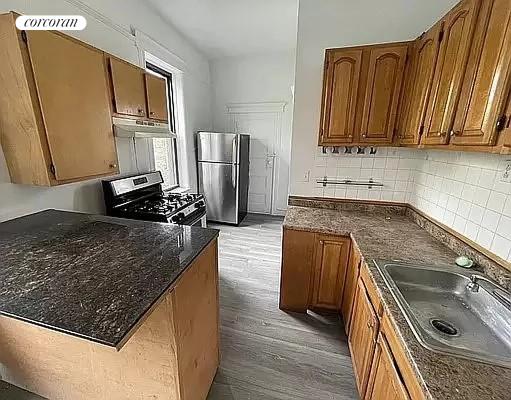 1 bed, 1 bath, $2,400, Unit 2R