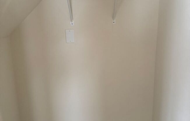 Fantastic 4br/2.5ba home, Conv to 40, excellent location, Available Now!