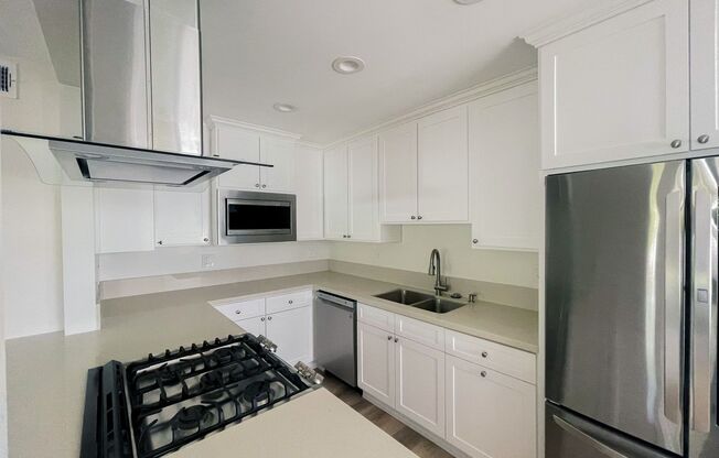 Modern 1-Bedroom in Prime Manhattan Beach – In-Unit Laundry & Parking Included!