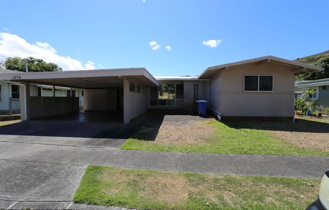 Moanalua Gardens - Renovated - single level 3 bedroom, 1 bath + 2 half baths with carport