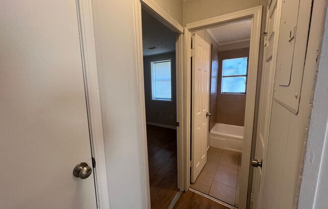 2 beds, 1 bath, $850, Unit #A