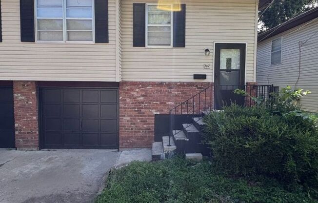 Spacious 2 bedroom / 1 bathroom duplex in Independence!