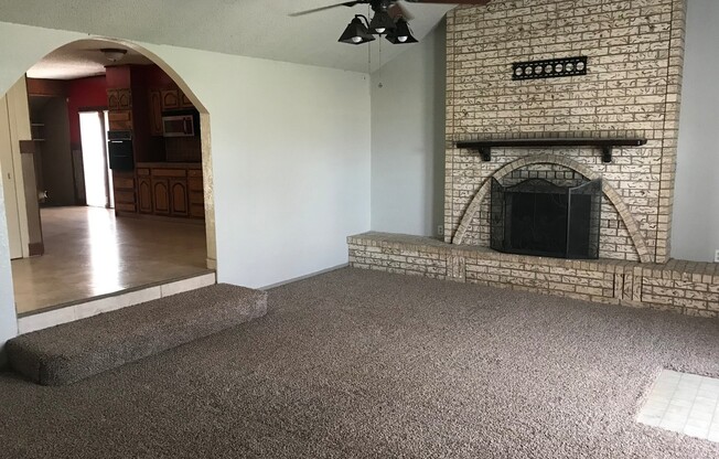 Spacious 4 bedroom 3 bathroom home in Sweetwater!