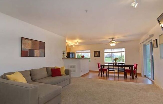 Family-Friendly Condo with 3 Beds & 2 Bath in Sammamish!