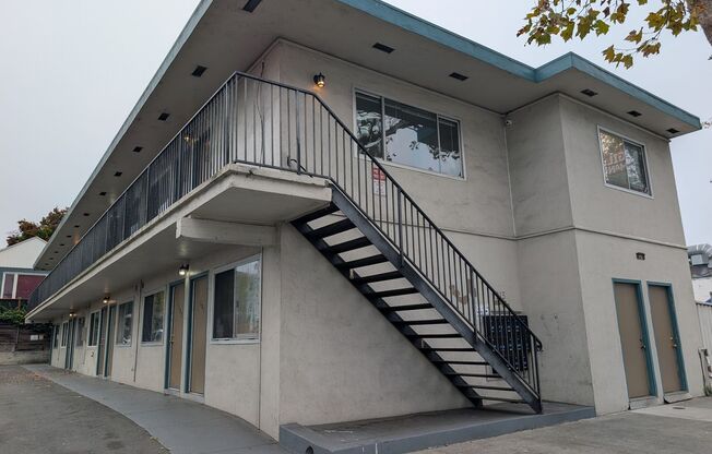 Comfortable one bedroom unit, convenient location to shopping and transportation