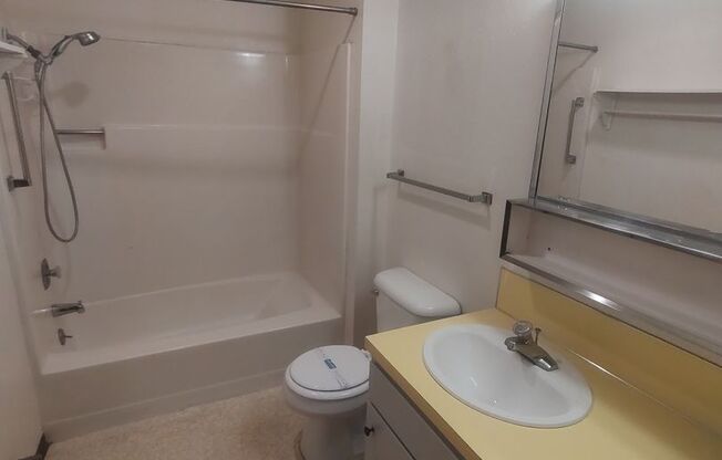 2 beds, 1 bath, $1,100, Unit 1620