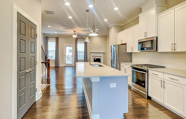 2038 ROCKLEDGE RD NE