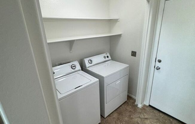 **STUNNING 3 BEDROOM/2.5 BATHROOM HOUSE IN LOCATED IN LYONS GATE (RAY & HIGLEY)**