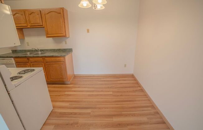 2 beds, 1 bath, 905 sqft, $799, Unit 122