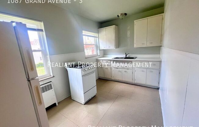 1087 GRAND AVE