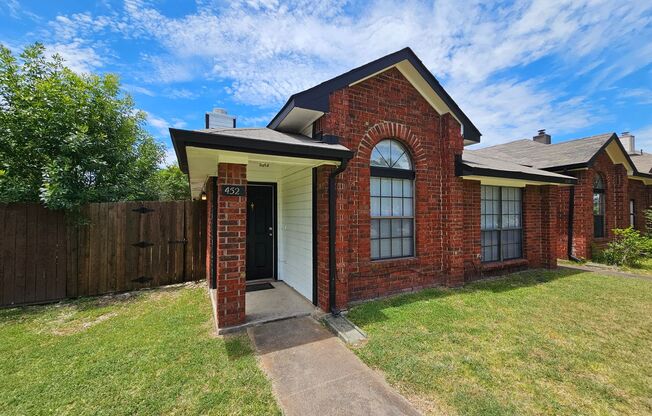 Now Leasing! Charming 3BD/2BA Duplex in Desoto, TX
