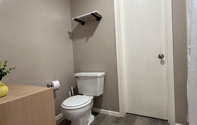 2 beds, 1.5 baths, 680 sqft, $949, Unit 8534