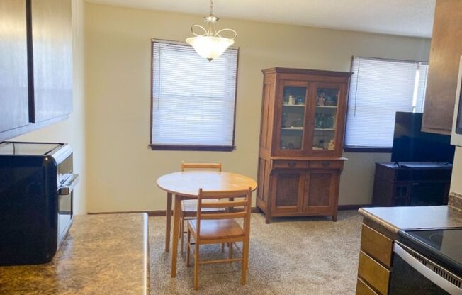 2 beds, 1 bath, $700, Unit 520 Osage Unit 9