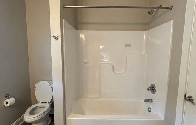 1 bed, 1 bath, 985 sqft, $875, Unit 921