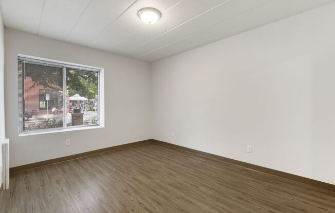 2 beds, 1 bath, 700 sqft, $1,617, Unit 102