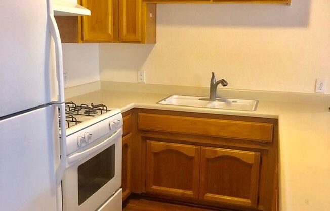 2 beds, 1 bath, 750 sqft, $1,995, Unit 1219 1/2 E St