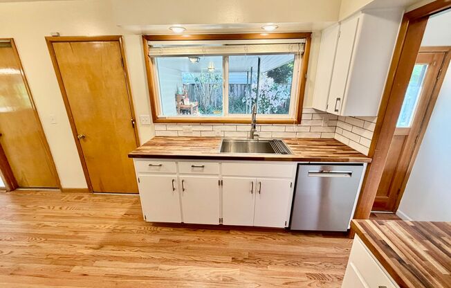 Spacious, Remodeled 5bd/3bath Cherry Park Home with Large Fenced Garden and Finished Basement