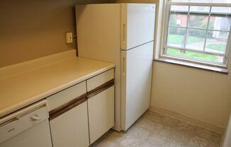 2 beds, 1 bath, 700 sqft, $1,000, Unit C03