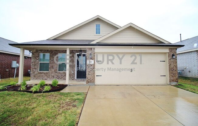 This Charming 3/2/2 home in Ennis Ready for Move-In!