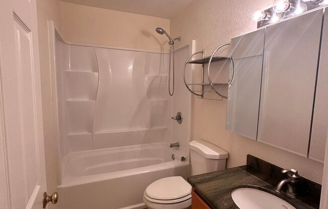 2 beds, 1 bath, 750 sqft, $1,995, Unit 1219 1/2 E St
