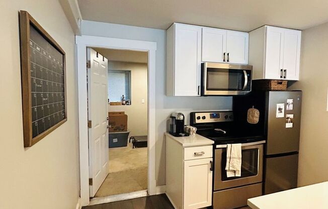 2 beds, 1 bath, 817 sqft, $2,700, Unit B