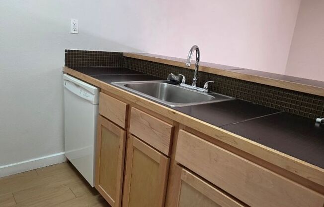 1 bed, 1 bath, 700 sqft, $1,054, Unit LAW11-225