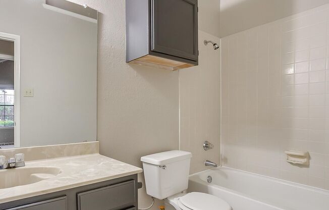 One Side of Very Nice Duplex S Arlington- 2 Bed, 2 Bath- 76001