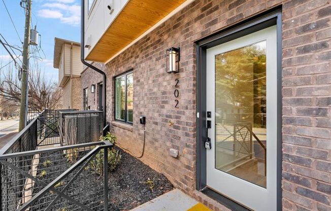 3 beds, 3 baths, 1,961 sqft, $3,200, Unit 403