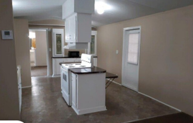 Charming 2 Bed/2 Bath Taylors Home with Spacious Yard & Convenient Greenville Access