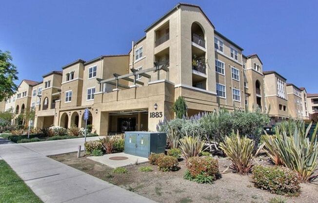 Beautiful 2bd Condo In Gated Community With Pool, Gym, and In-unit Laundry!