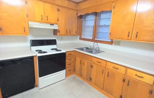 2 beds, 1 bath, 903 sqft, $1,150, Unit B-12