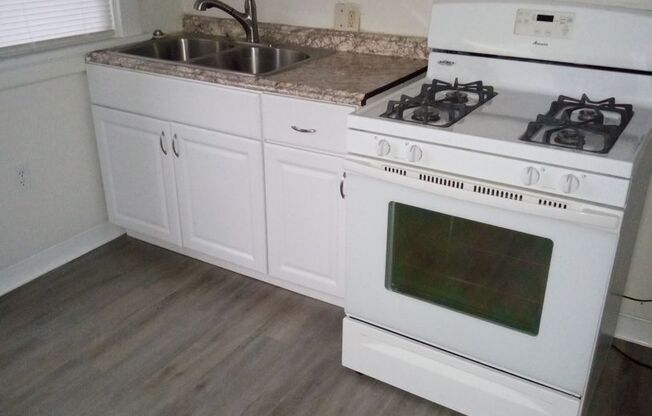 3 beds, 1 bath, 1,000 sqft, $1,625, Unit B
