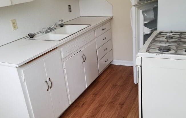 1 bed, 1 bath, $825, Unit 11