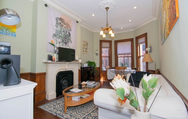 Budget Friendly, Gorgeous 5 bed split w. W/D in unit & Central HT&AC !  Perfect Location.  Get $1,000 upon closing of deal!